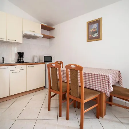 Apartment Beguiling In Near Renato Boat Excursions *