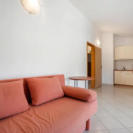 Apartment Beguiling In Near Renato Boat Excursions *