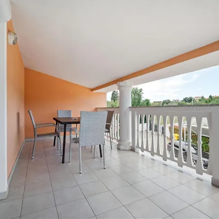 Apartment Beguiling In Near Renato Boat Excursions