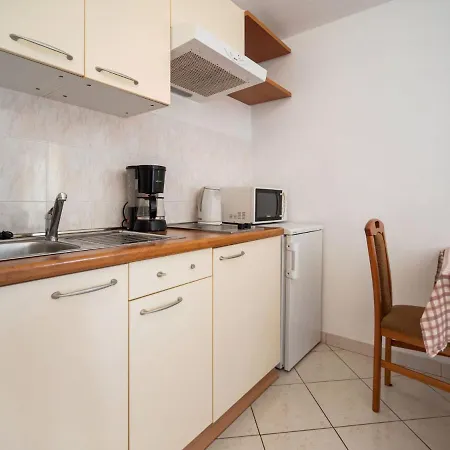 Apartment Beguiling In Near Renato Boat Excursions