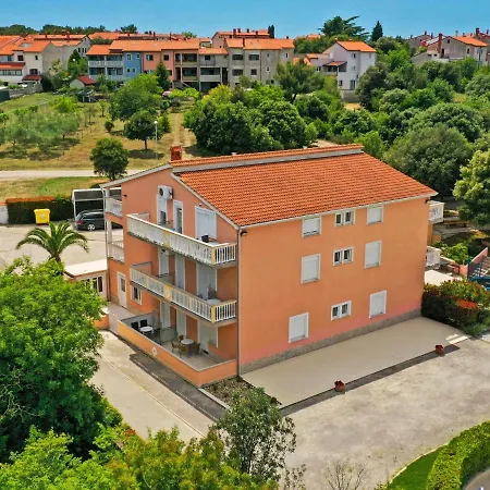 Apartment Beguiling In Near Renato Boat Excursions *