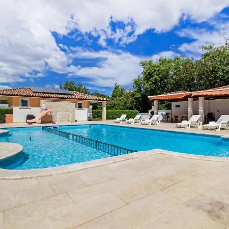 Apartment Beguiling In Near Renato Boat Excursions