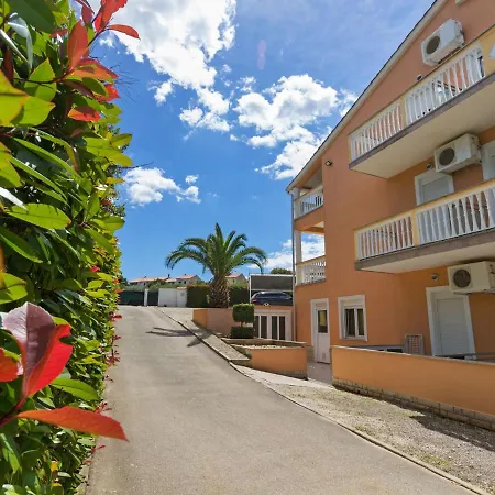 Apartment Beguiling In Near Renato Boat Excursions *